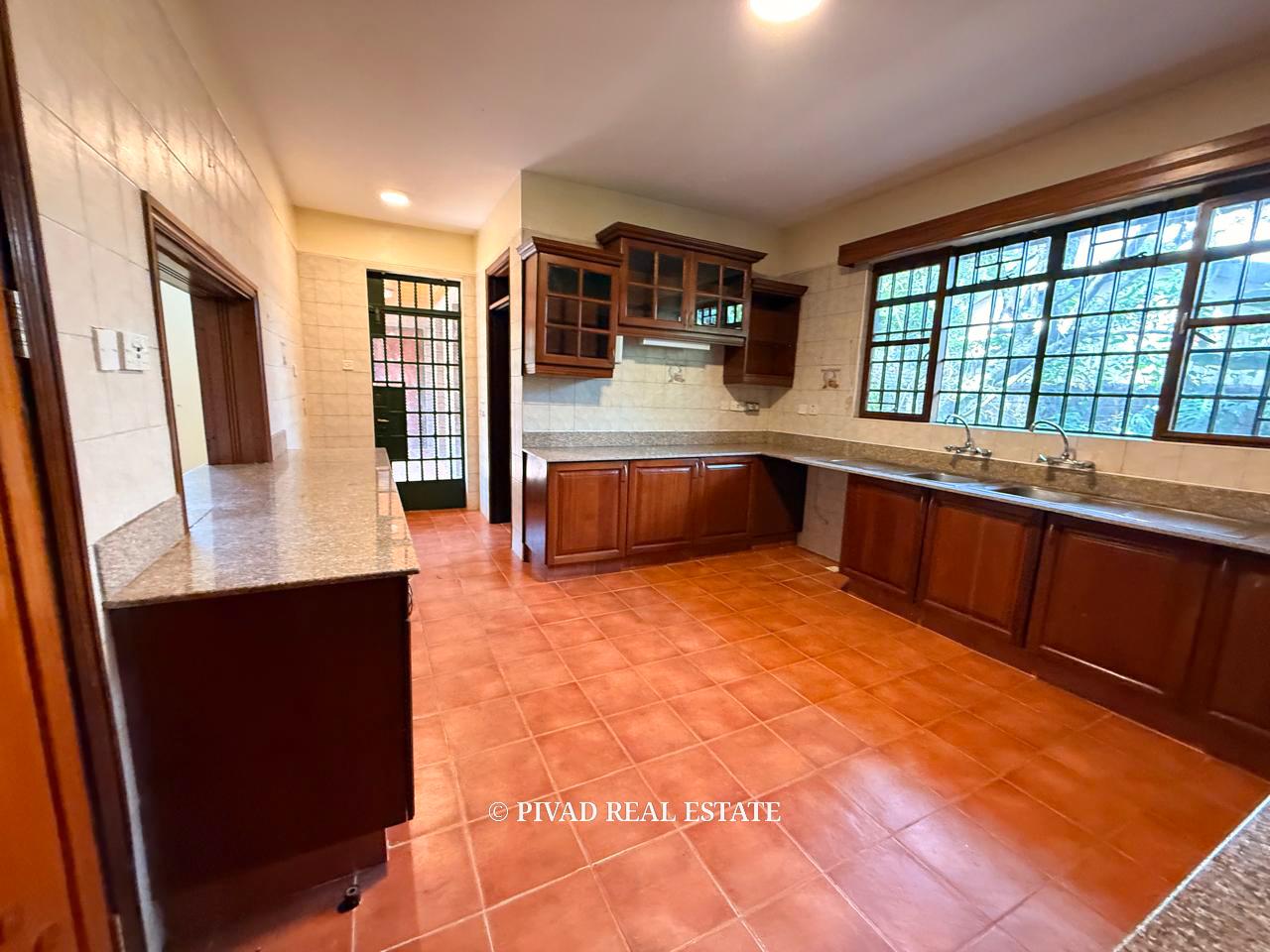 6 Bedroom House Available for Sale in Nyari Estate.