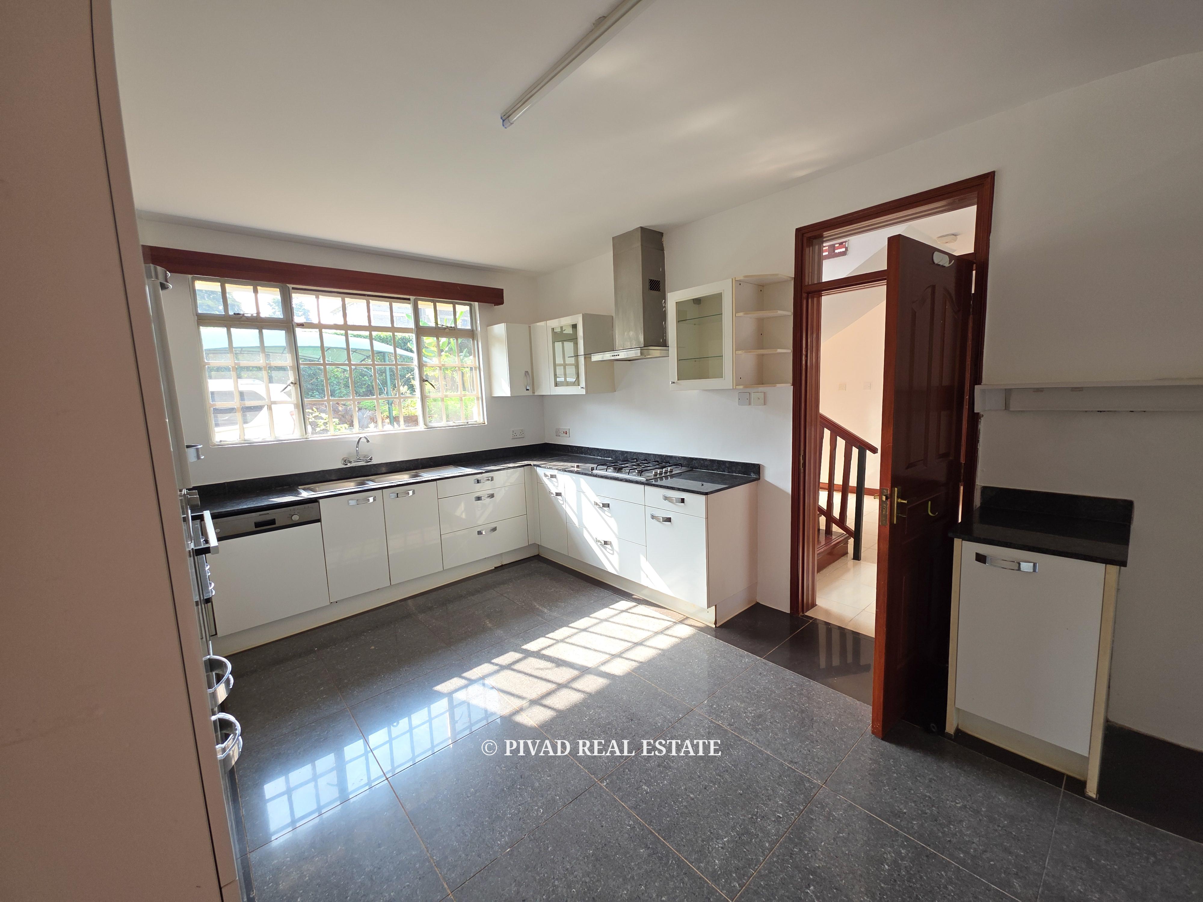4 Bedroom House For Sale in Rosslyn