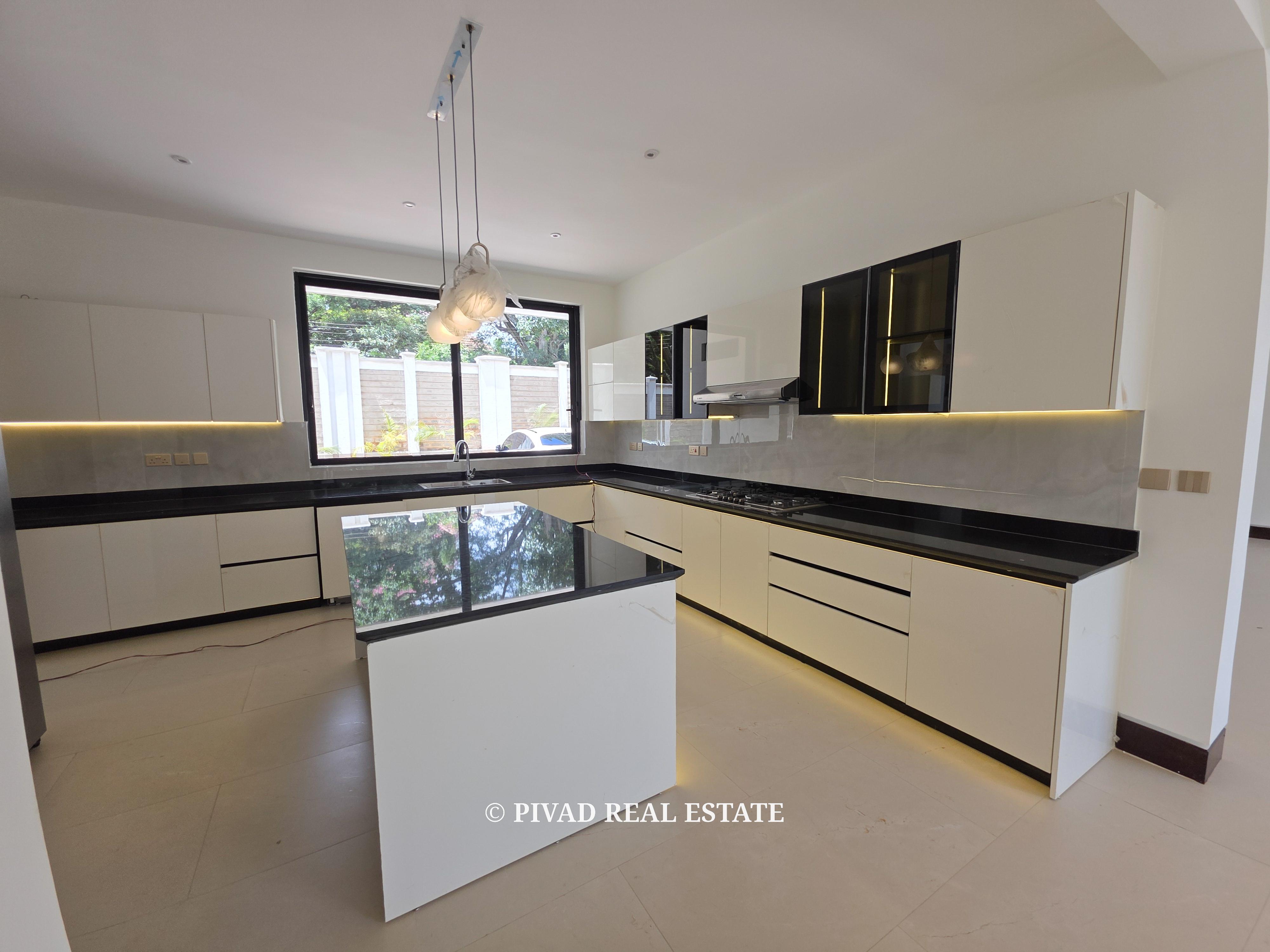 5 Bedroom House with a Dsq For 2 Available For Sale - Old Kitisuru