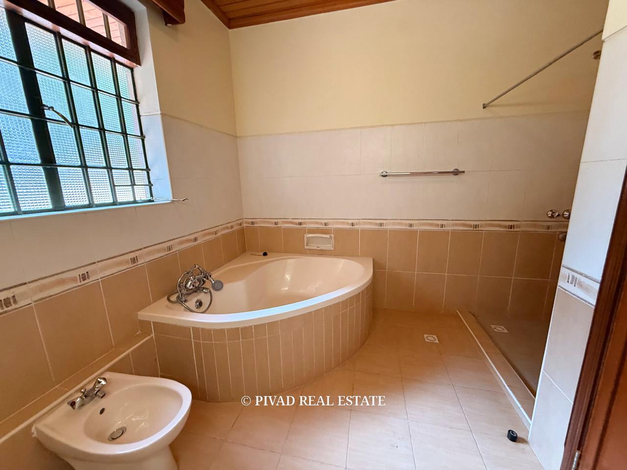 6 bedroom House Available for Sale in Nyari Estate