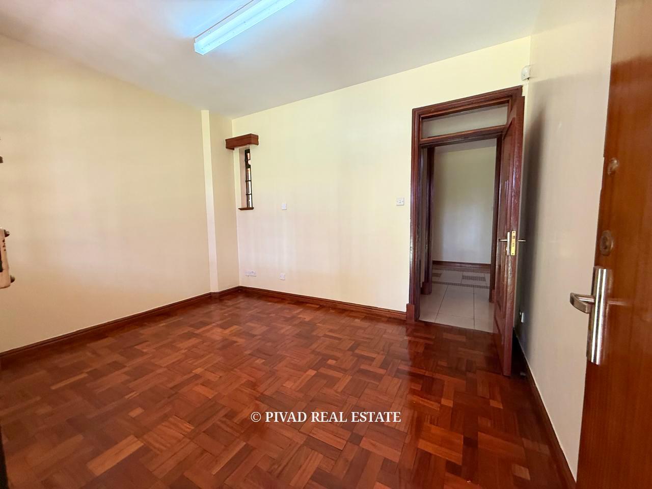 Homely 6 bedroom House with Dsq for 2 available for Sale in Nyari Estate.