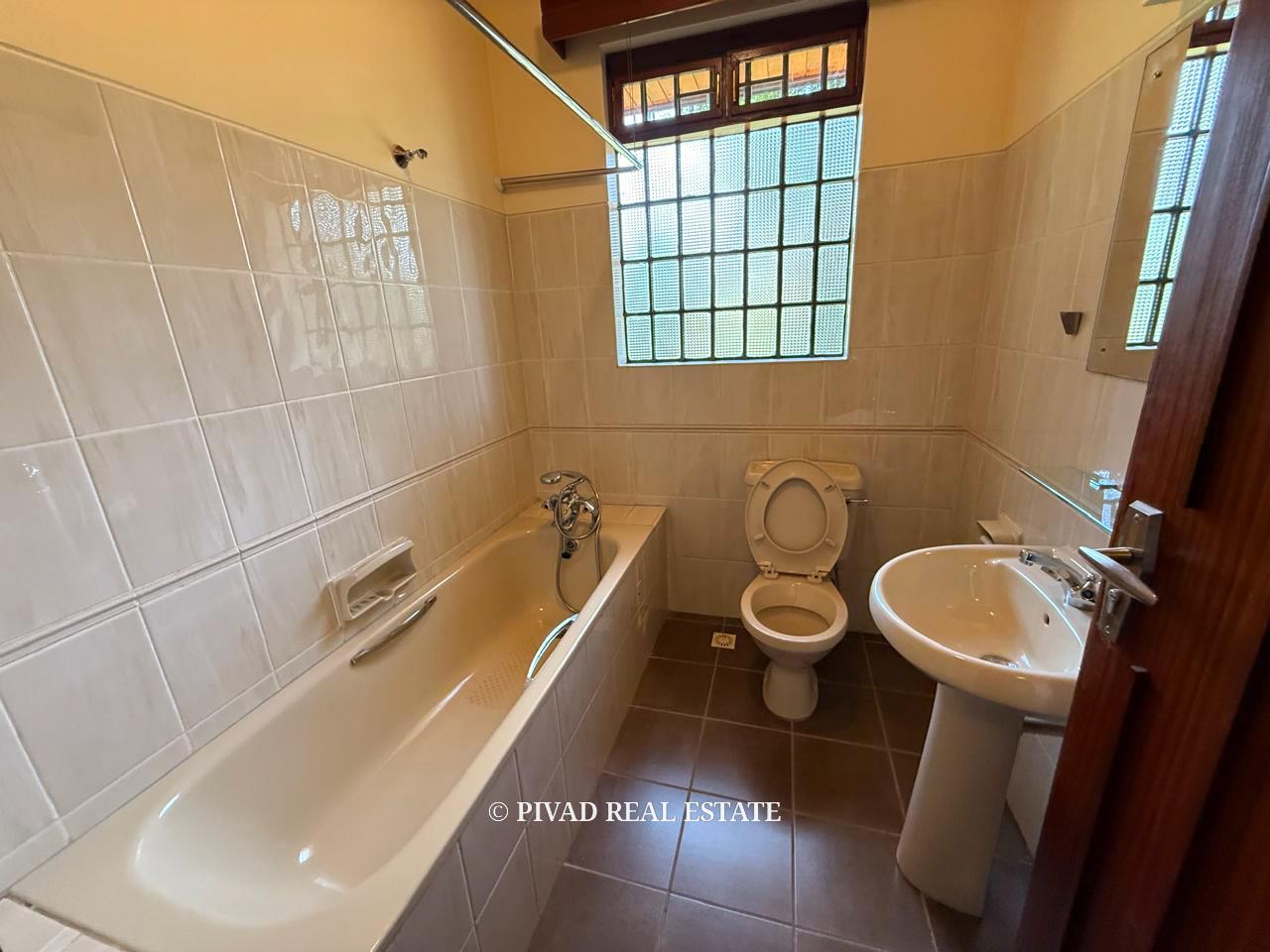 Homely 6 bedroom House with Dsq for 2 available for Sale in Nyari Estate.