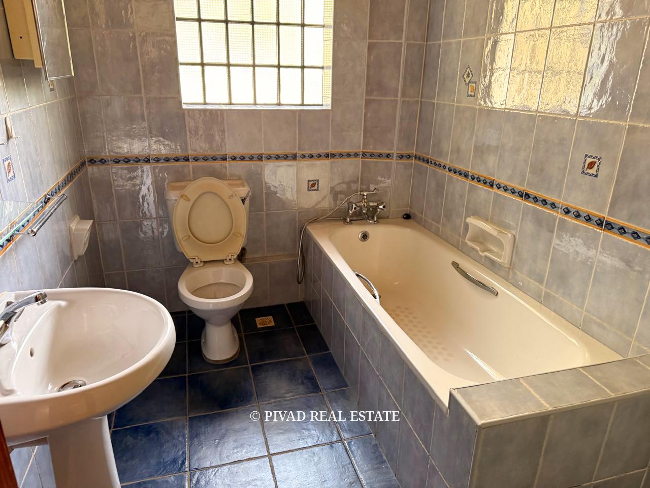 Homely 6 bedroom House with Dsq for 2 available for Sale in Nyari Estate.