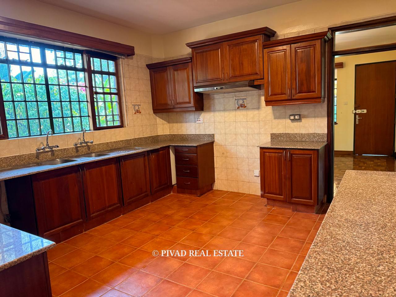 Homely 6 bedroom House with Dsq for 2 available for Sale in Nyari Estate.