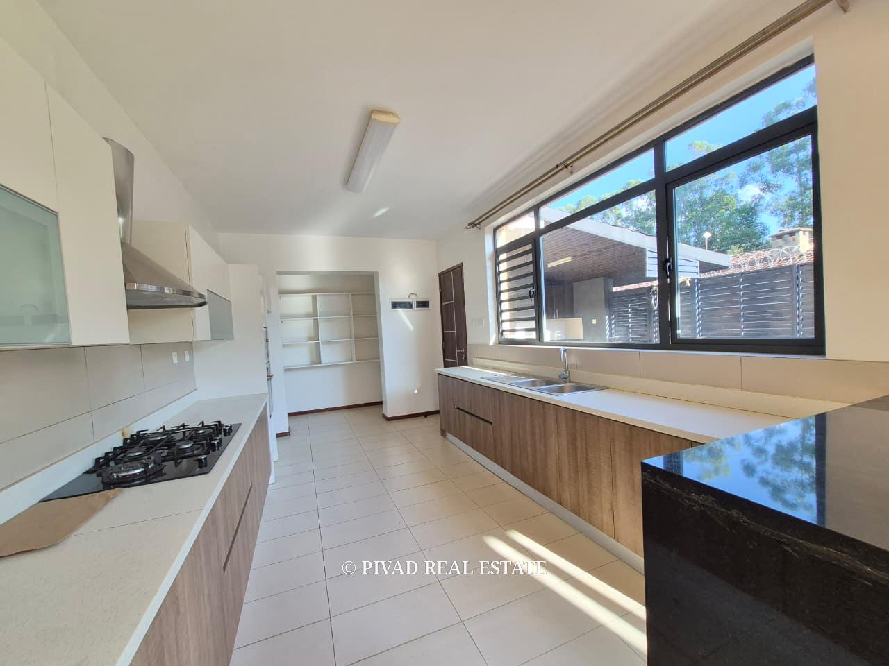 4 Bedroom Townhouse For Resale in Garden Estate