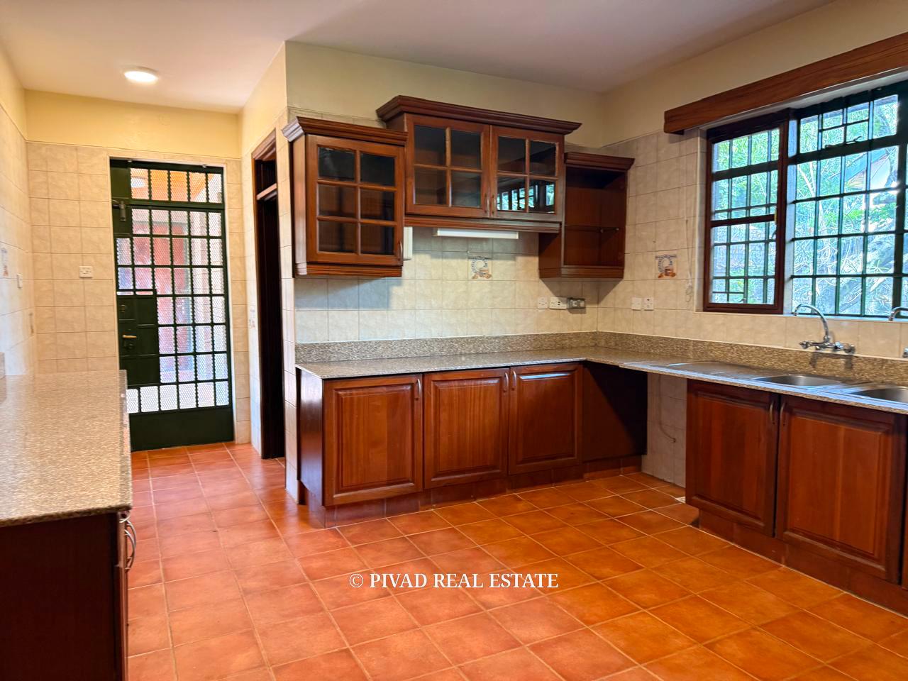 6 bedroom House Available for Sale in Nyari Estate.