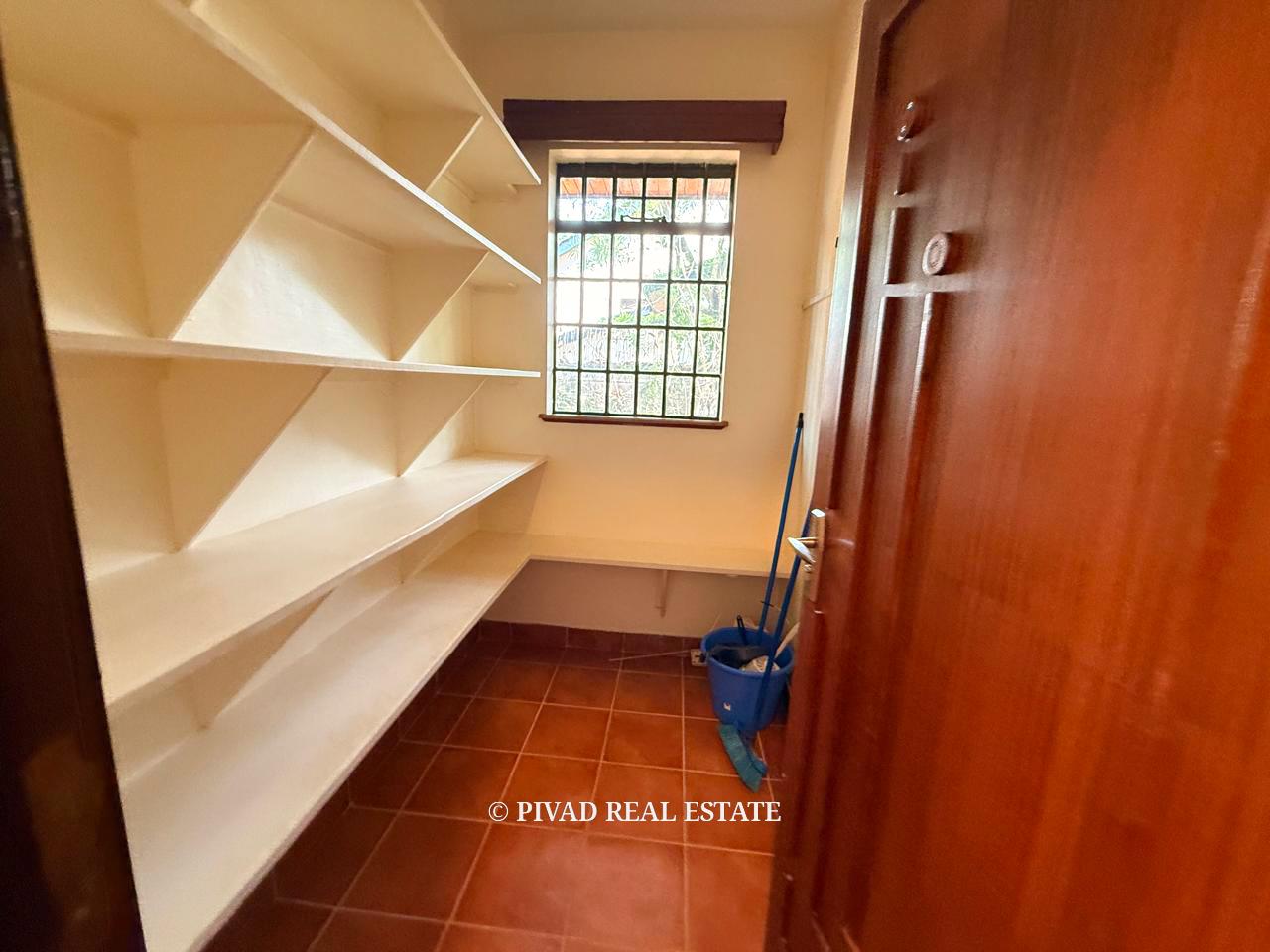 6 bedroom House Available for Sale in Nyari Estate.